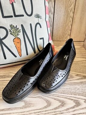 Women’s Comfort Zone Black Perforated Slip-On Loafers nwot